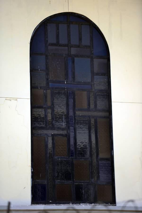 Ventanales modernos con mosaicos de vidrios sencillos de colores dentro de la Iglesia La Merced.