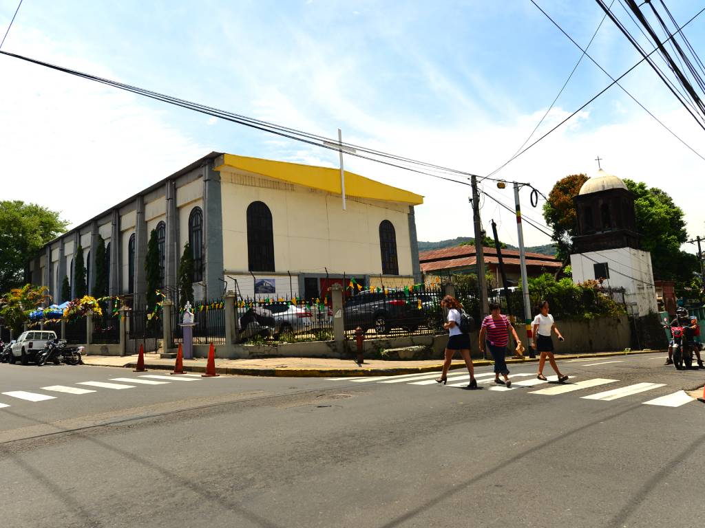 Vista de la esquina urbana en el Barrio San Esteban donde se ubica la Iglesia y Campanario de La Merced.