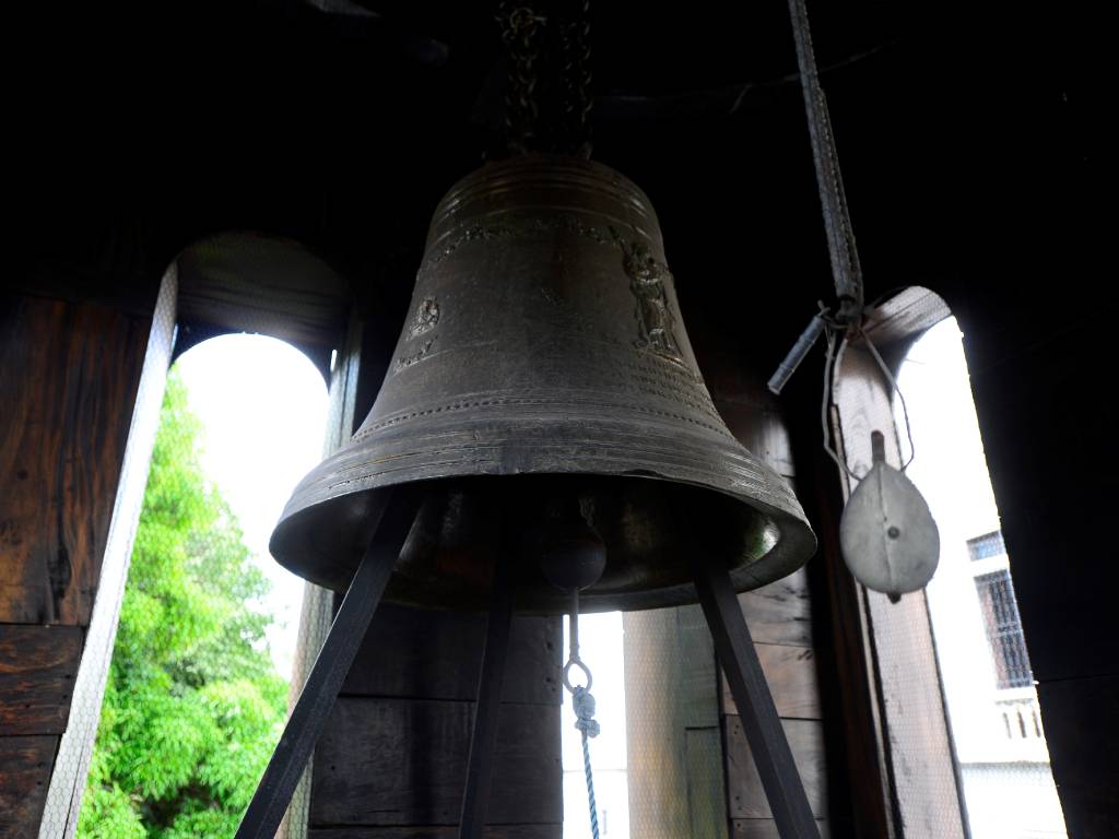 Acercamiento a la histórica campana patria dentro de la Iglesia La Merced conservada como pieza de exhibición.