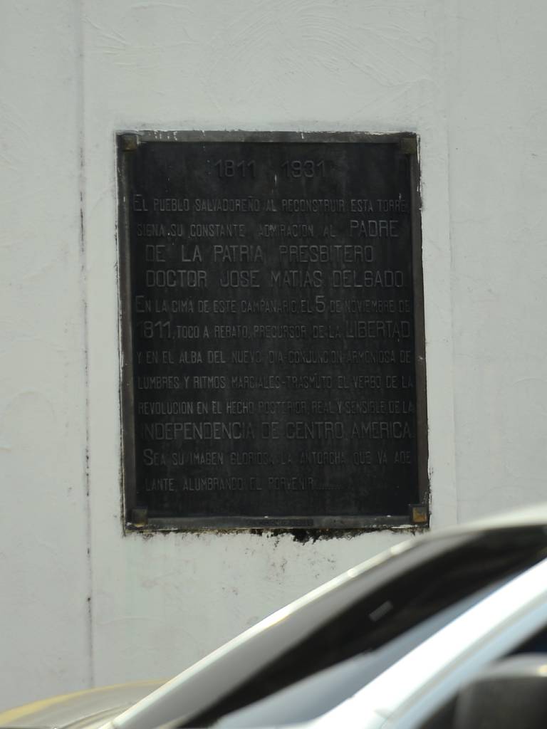 Placa conmemorativa en la fachada norte del campanario de La Merced en honor a la gesta de 1811 y José Matías Delgado.