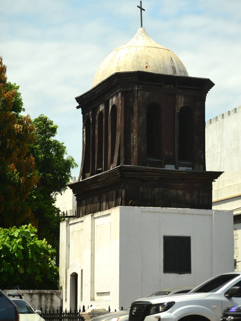 Fotografía del histórico campanario de la Iglesia Nuestra Señora de La Merced destacando en el paisaje urbano.