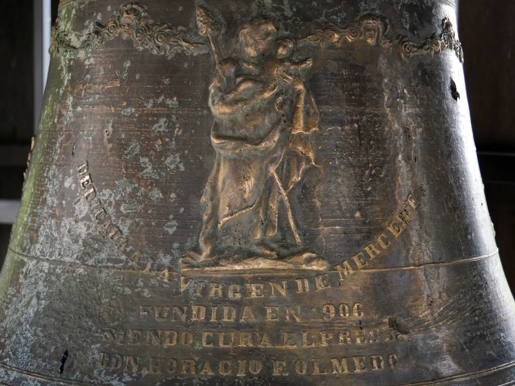 Detalle de la textura y acabado en bronce colonial de la campana histórica conservada en la Iglesia La Merced.