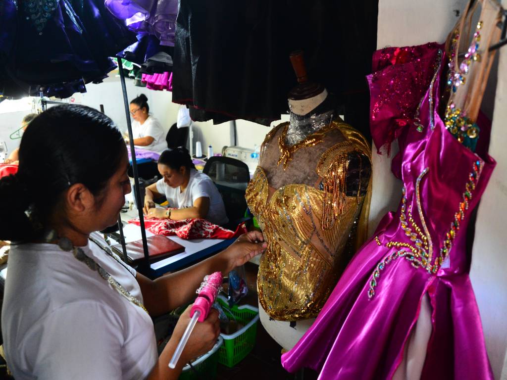 Integrantes del equipo organizando y repartiendo los accesorios y adornos para agilizar la decoración de los trajes