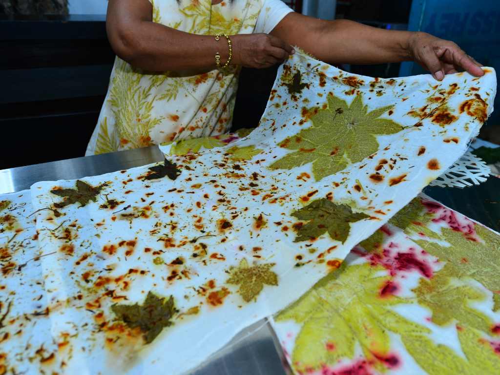 Detalle de la tela revelando el contraste entre la forma de la hoja de higuero y los matices cálidos de la raíz de Rubia.