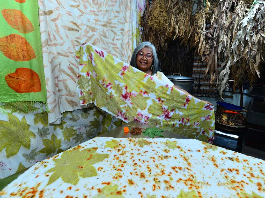 Muestra de textil artesanal donde los estampados botánicos reflejan la relación entre la flora local y la identidad cultura