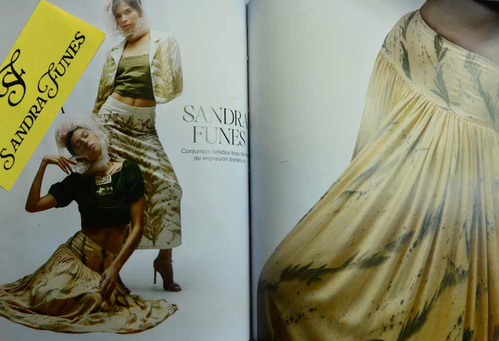 Páginas de revista donde se documentan los diseños textiles y el trabajo artesanal de Sandra Funes.