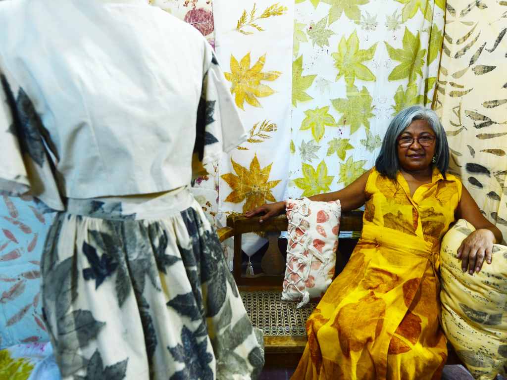 Sandra Funes crea prendas únicas con hojas, flores y raíces desde el patio de su casa para exportar diseño salvadoreño.