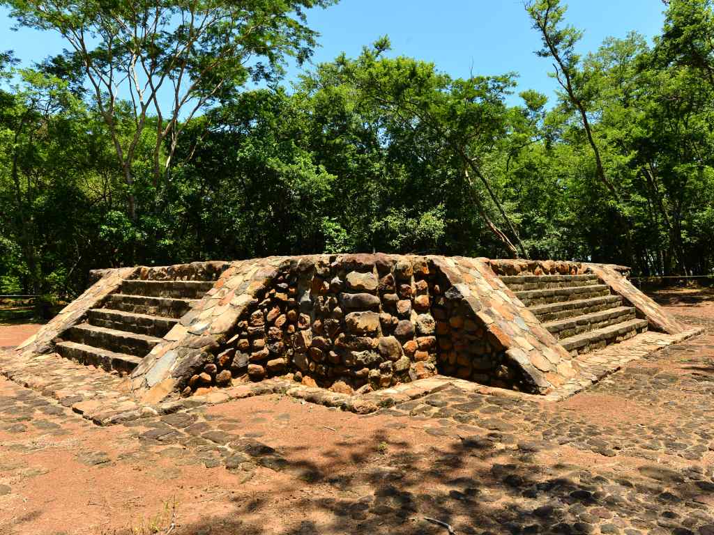 Estructura arqueológica de piedra conservada dentro del recinto de Cihuatán.