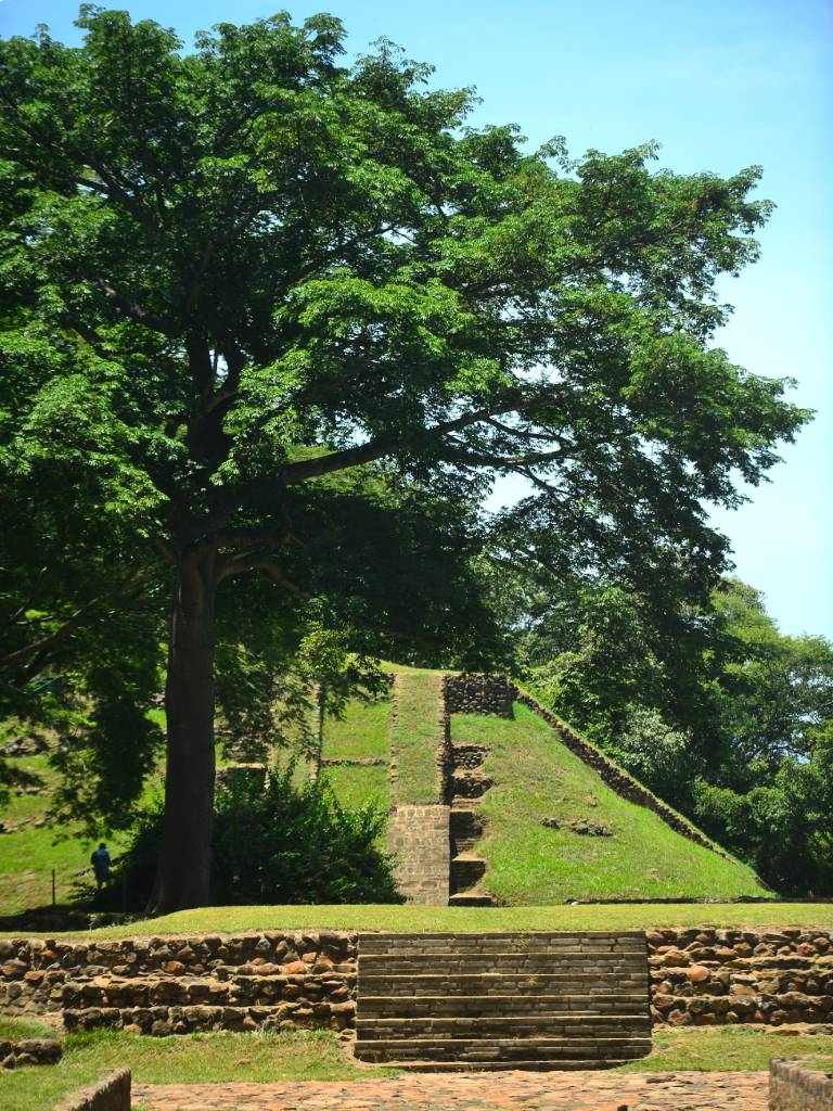 Vista de la pirámide principal de Cihuatán al fondo desde la cancha del Juego de Pelota Norte.