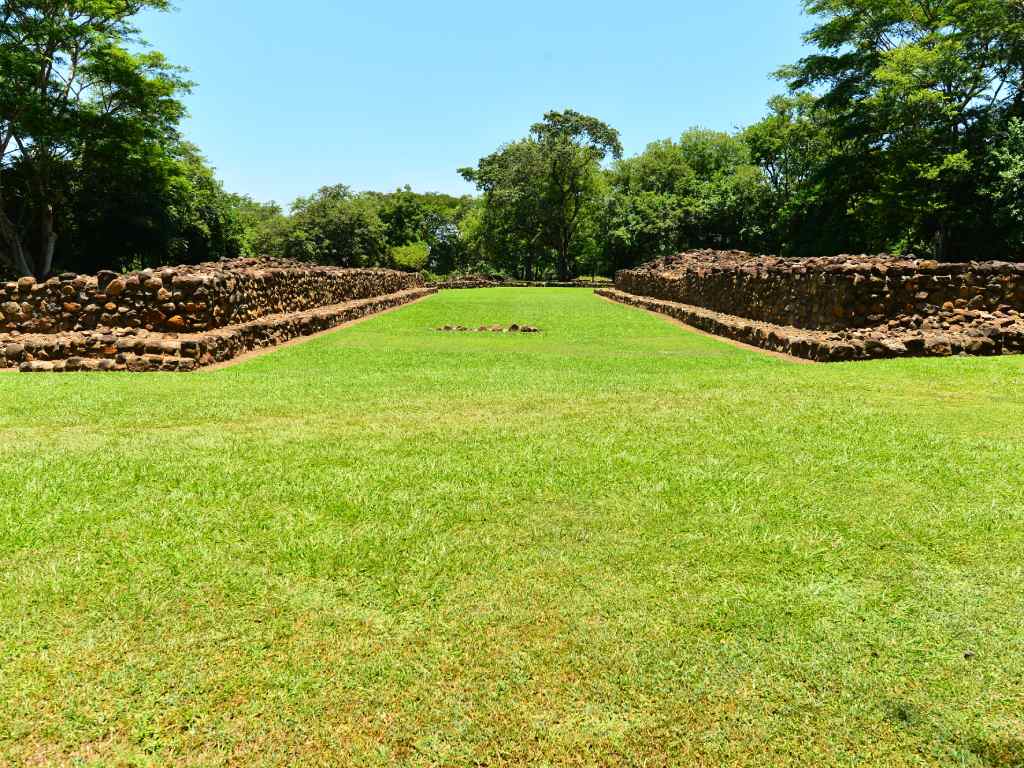 Vista de la cancha de juego de pelota donde se realizaban actos de estado y ceremonias.