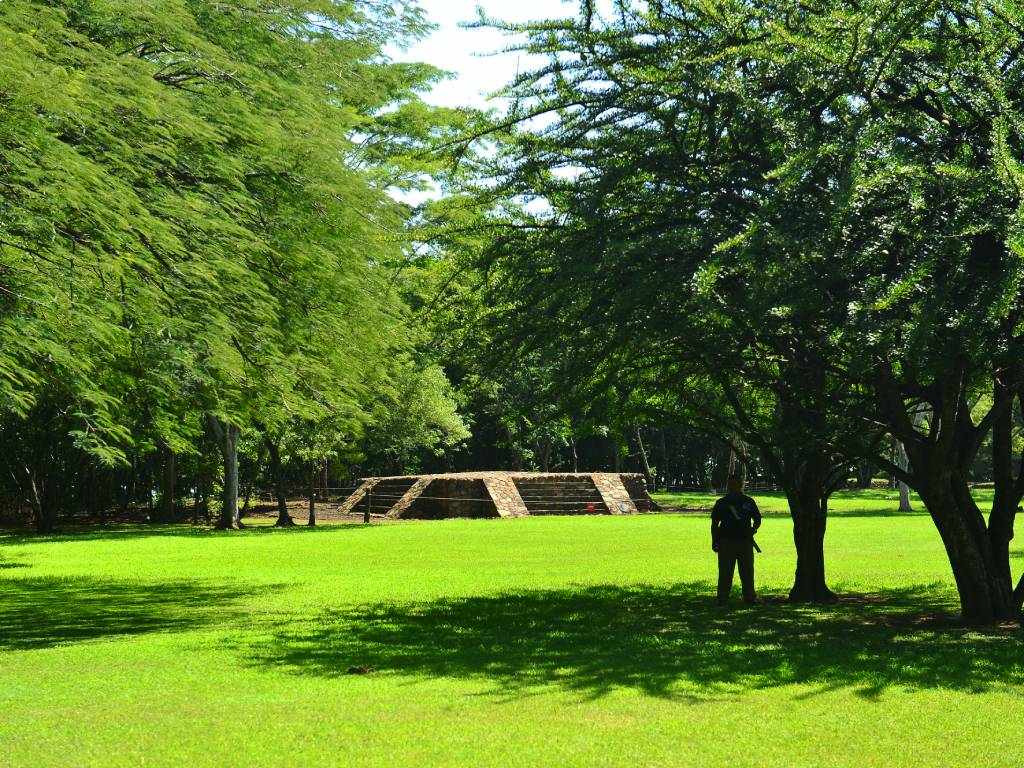Entrada o placa conmemorativa del parque arqueológico Cihuatán.