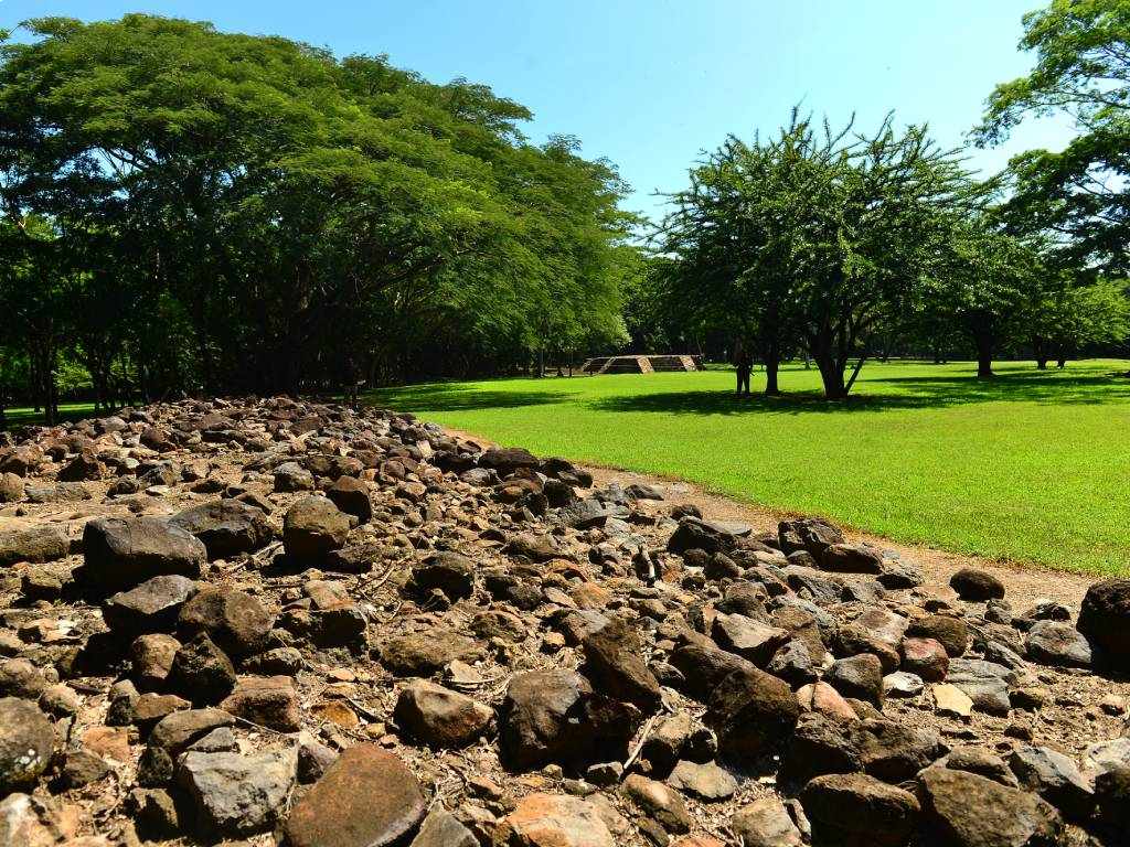 Vista general de la antigua ciudad prehispánica de Cihuatán rodeada de vegetación.