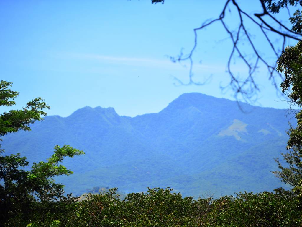 Silueta del cerro de Guazapa en el horizonte visto desde la zona arqueológica de Cihuatán.