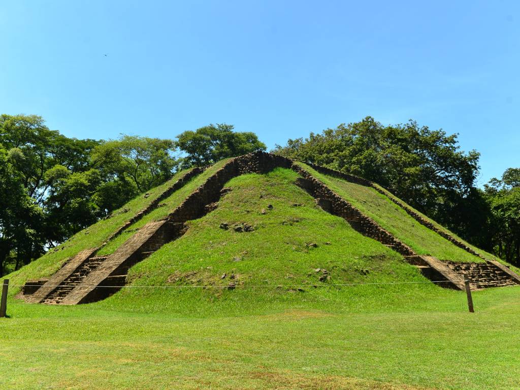 Vista de la pirámide principal en el centro ceremonial de la zona arqueológica de Cihuatán.