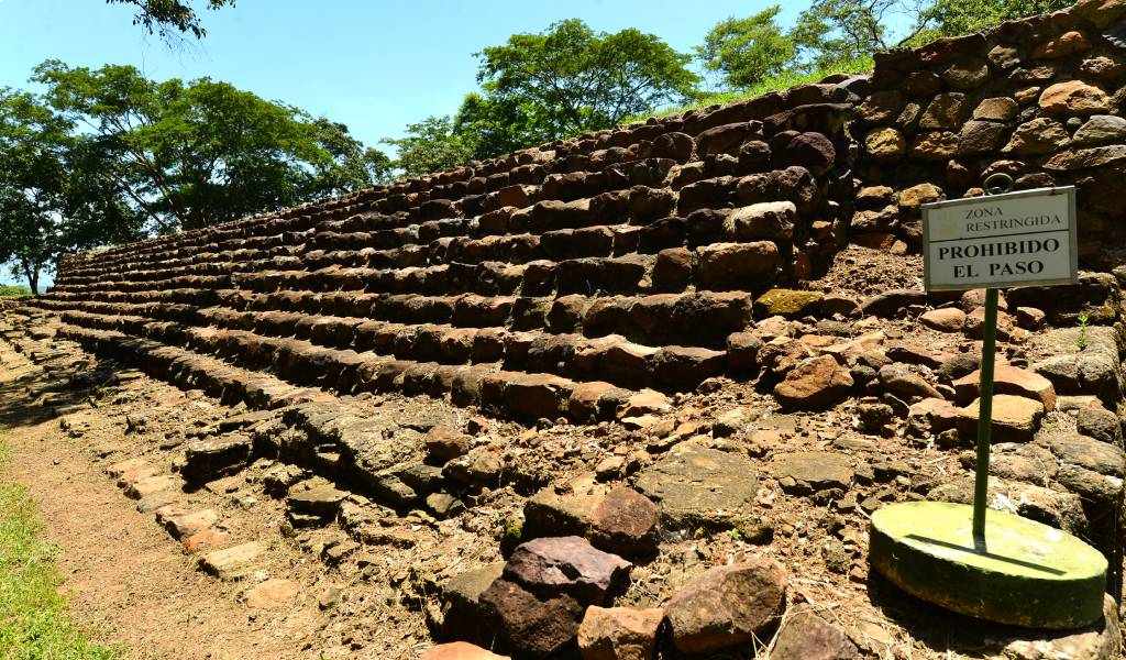 Los muros se erigieron con bloques de piedra unidos con lodo y recubiertos con taludes inclinados.