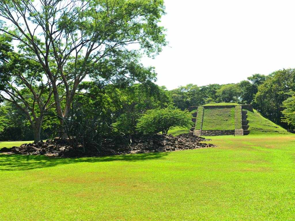 Vista del parque arqueológico Cihuatán, hito de las investigaciones científicas en El Salvador.