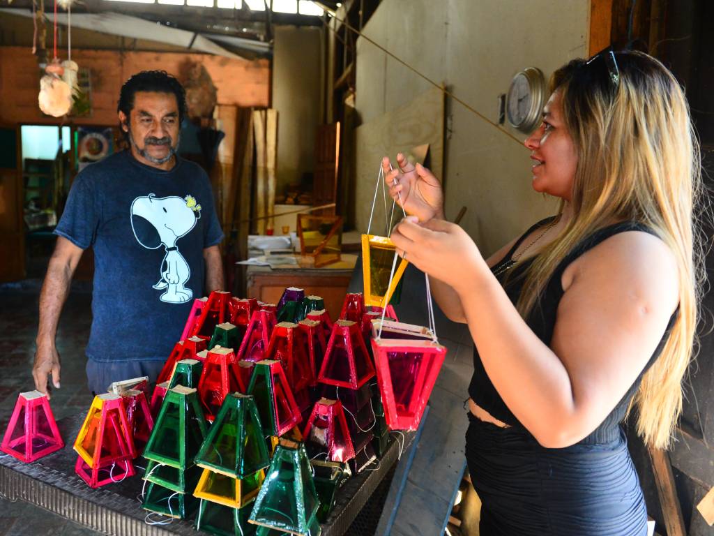 Laura Arévalo trasladando los farolitos artesanales que elaboró en el taller de la familia Guevara.