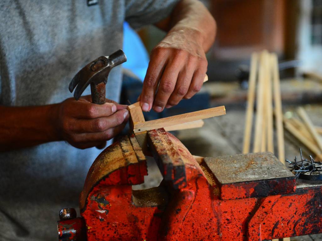 Proceso de fabricación de farolitos que inicia entre mayo y junio y se intensifica hacia septiembre.