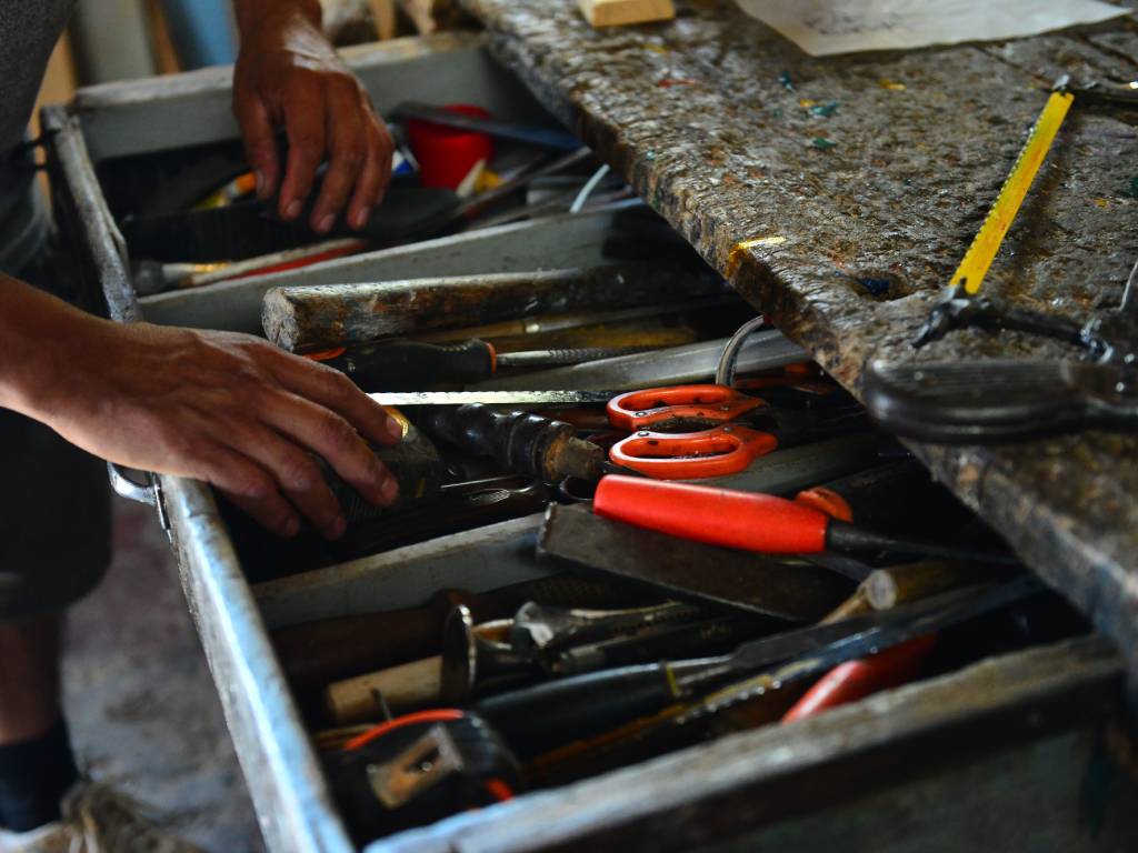 Herramientas empleadas en el taller para la fabricación artesanal de farolitos.