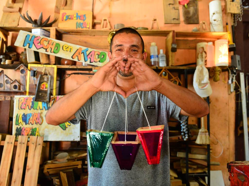 Farolitos de carpintería en Ahuachapán que luego iluminarán las calles, negocios y procesiones.