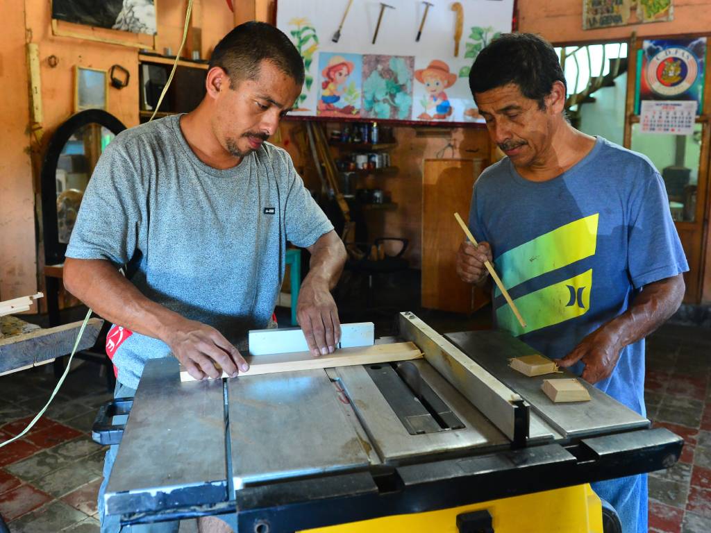 LM- Taller-Farolitos- Ataco- Edwar Guevara- Hermanos- Artesanía- Celebración- Ahuachapán