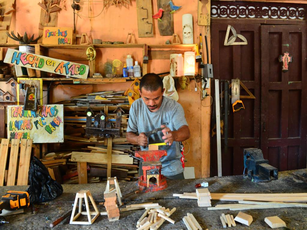 Preparación con meses de anticipación para la elaboración de farolitos encendidos en septiembre.