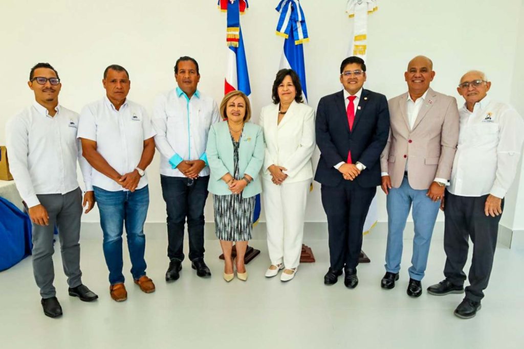 Funcionarios salvadoreños y representantes de La Altagracia sostuvieron un encuentro para explorar nuevas oportunidades de negocios entre ambos países. Foto