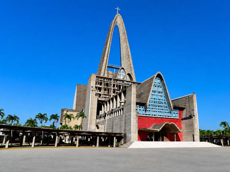 La Basílica Nuestra Señora de la Altagracia se levanta en Higüey, uno de los principales centros urbanos de la provincia dominicana. Foto