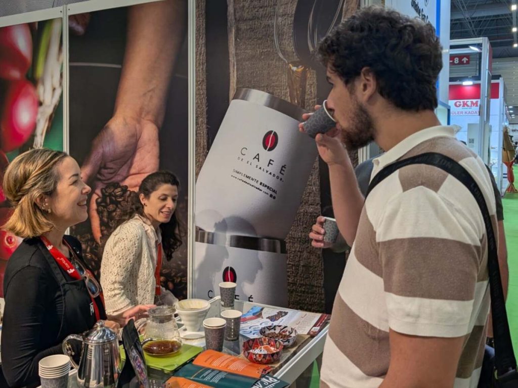 La feria reunió a más de 15,000 visitantes profesionales procedentes de cerca de 100 países, según información divulgada por la representación salvadoreña.
