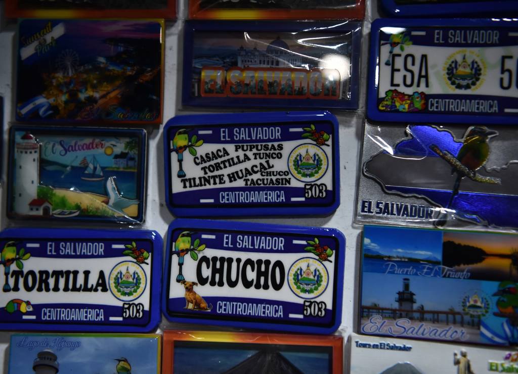 Colección de imanes con frases coloquiales, placas y paisajes de El Salvador.