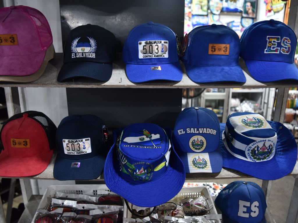 Estantes con gorras azules, rojas y negras adornadas con bordados y el código 503.