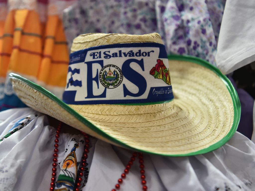 Sombrero de paja adornado con una cinta azul y blanca y el escudo nacional.