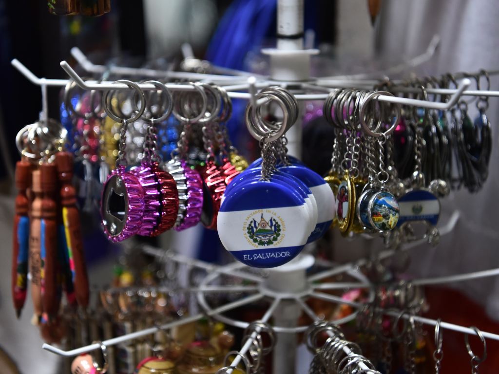 Variedad de llaveros en azul y blanco, incluyendo destapadores con el escudo nacional.