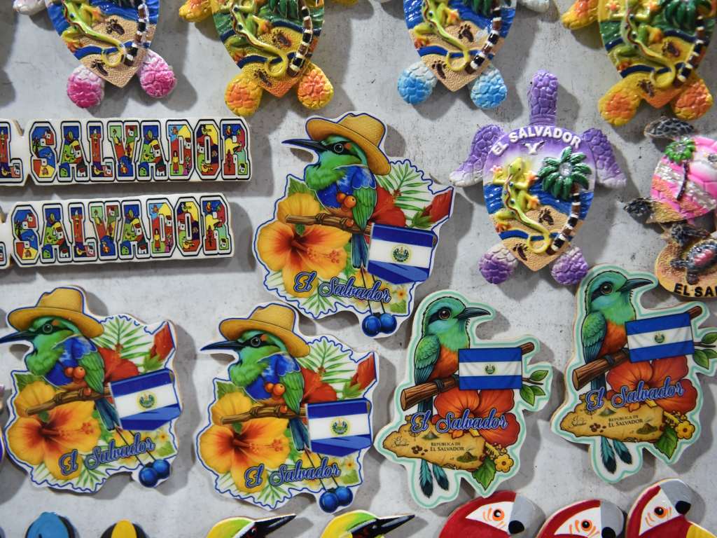 Colección de imanes con motivos salvadoreños: el Torogoz, la bandera y el mapa.