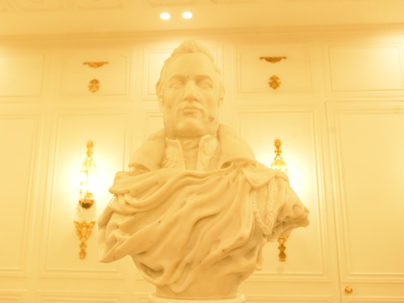 El mausoleo de Francisco Morazán exhibe un busto del general elaborado en mármol de Carrara, como parte de los elementos conmemorativos del recinto.