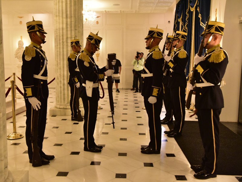 La Guardia de Honor realiza relevos cada dos horas durante el horario de funcionamiento del mausoleo.