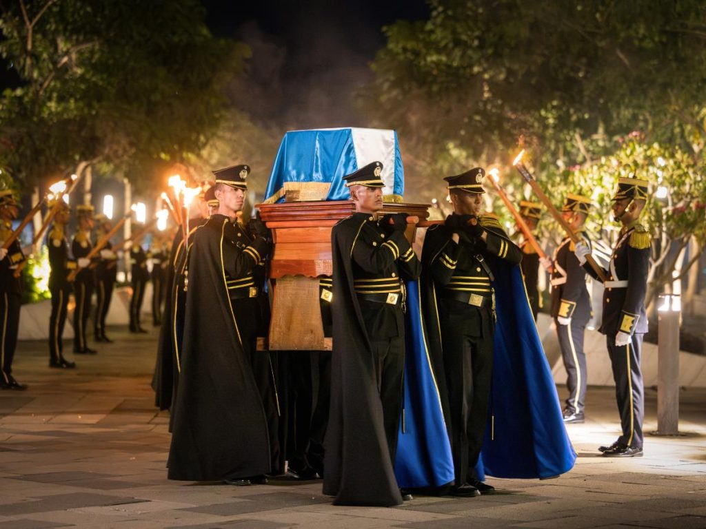 Los restos de Francisco Morazán fueron trasladados desde el Cementerio de Los Ilustres hacia el Centro Histórico de San Salvador. Foto: Secretaría de Prensa de la Presidencia.