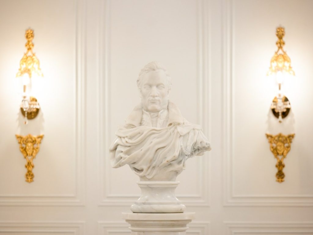 El féretro fue colocado en el interior del nuevo mausoleo dedicado a Francisco Morazán. Foto: Secretaría de Prensa de la Presidencia.