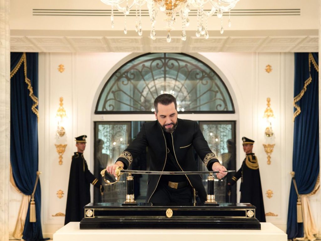 El video difundido muestra a Bukele recorriendo el Palacio Nacional con una espada antes de llegar al recinto dedicado a Morazán. Foto: Secretaría de Prensa de la Presidencia.