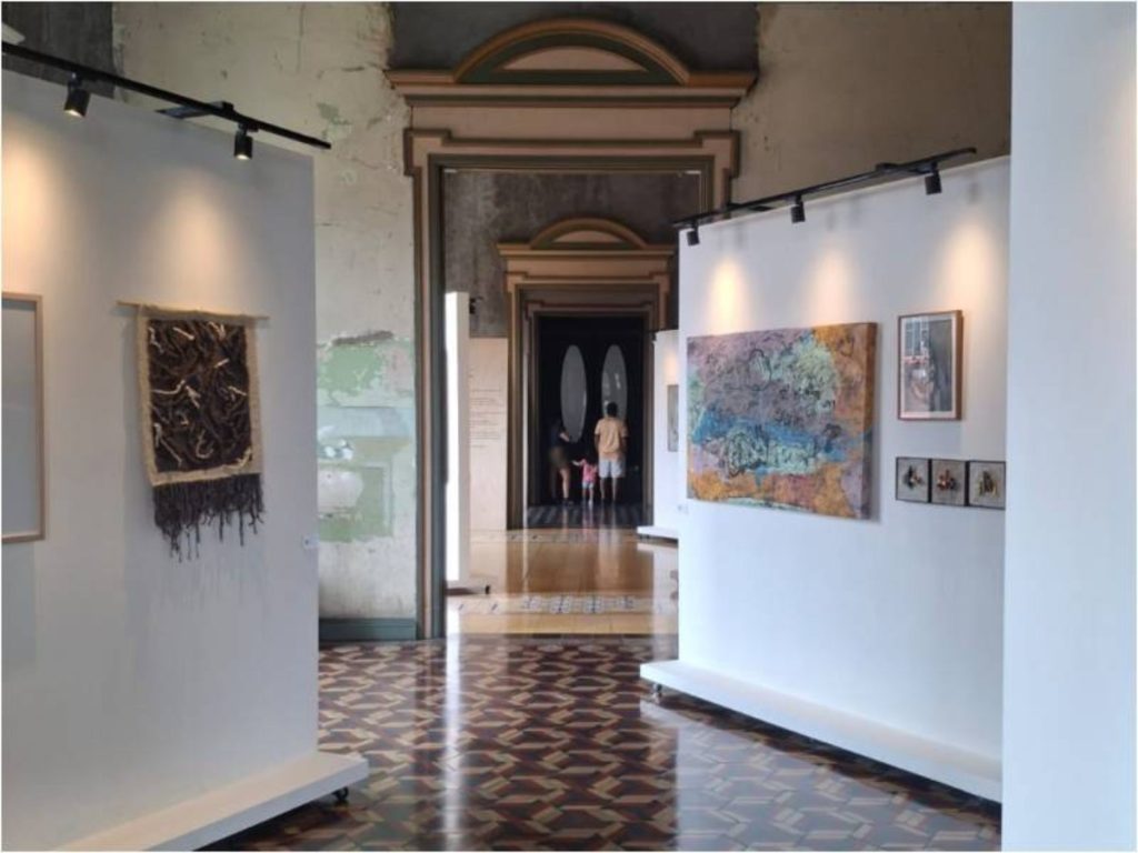 Una familia recorre los espacios del Palacio Nacional que han sido intervenidos con la muestra de arte "Latir: el placer de vivir". Foto R. Mixco