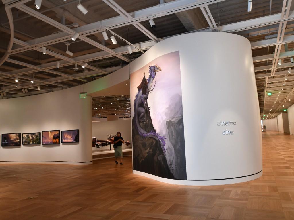 Un visitante del Museo Lucas examina el dibujo conceptual de una criatura fantástica realizado por el artista Sang Jun Lee.