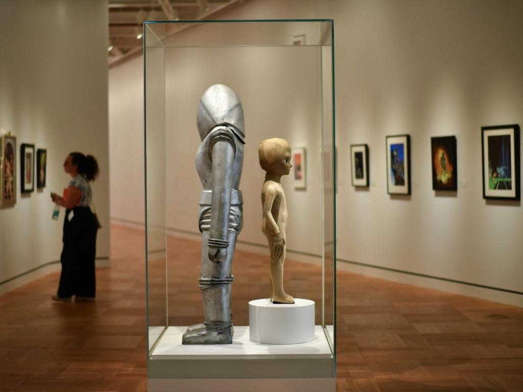 Un visitante del Museo Lucas observa una vitrina con vestuario original de la película de ciencia ficción de 1956.