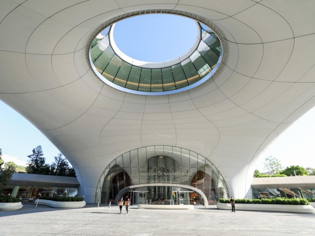 Fachada y acceso principal del edificio del Museo Lucas de Arte Narrativo diseñado con arquitectura futurista.