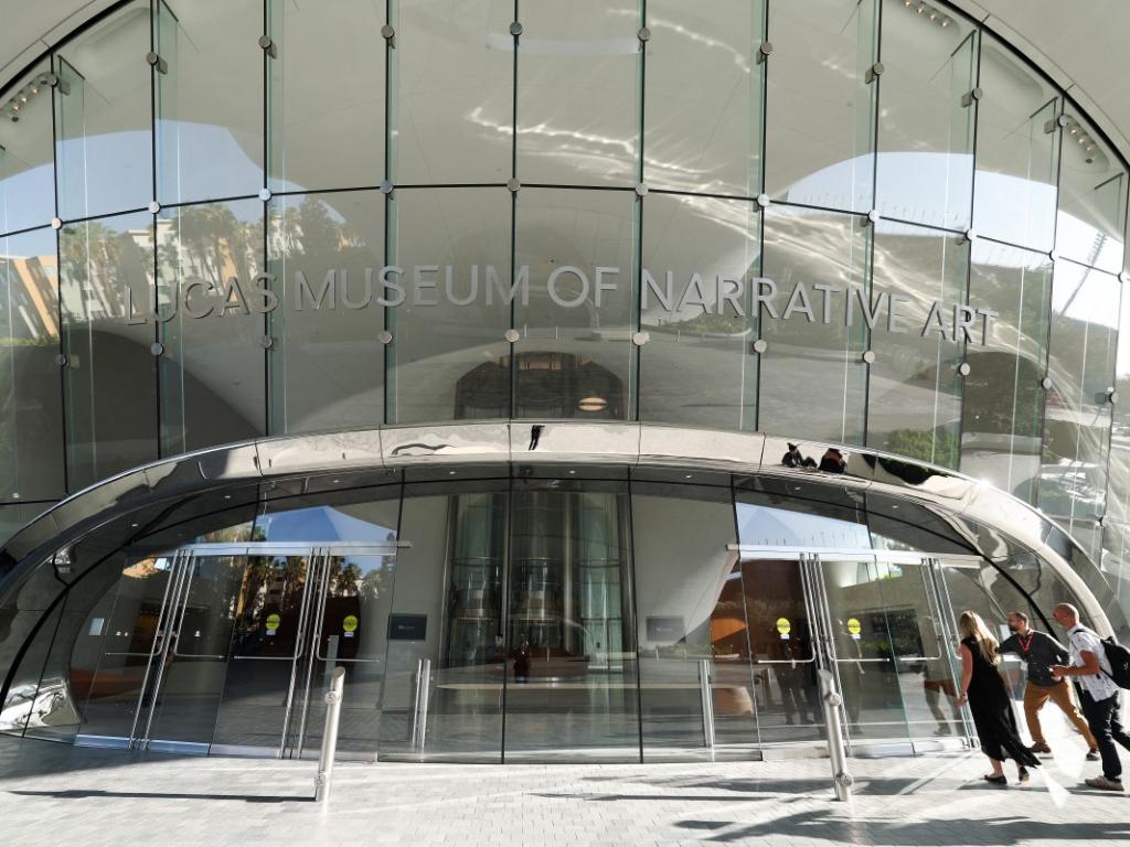 Vista de las amplias galerías del Museo Lucas de Arte Narrativo destinadas a diversas exposiciones de arte y cine.
