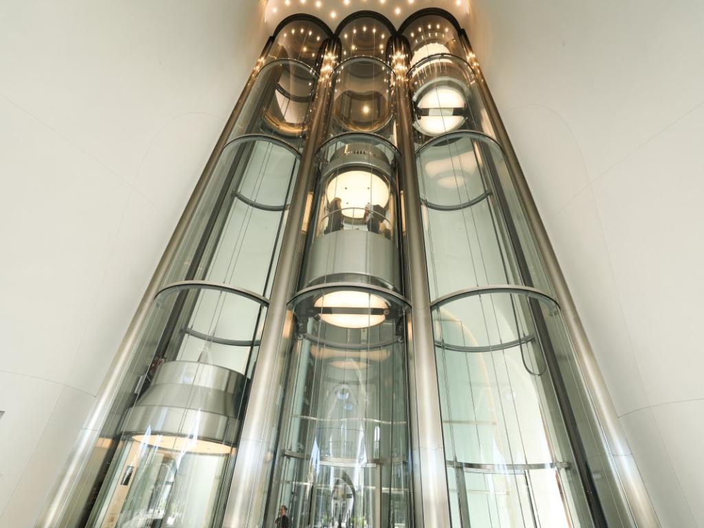 Área de los ascensores de arquitectura moderna dentro de las instalaciones del Museo Lucas durante la presentación a prensa.