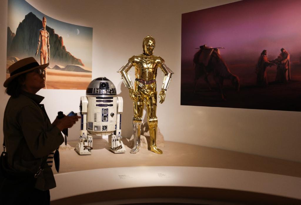 Un visitante observando la exhibición de Star Wars durante un evento para la prensa en el Museo Lucas de Arte Narrativo.