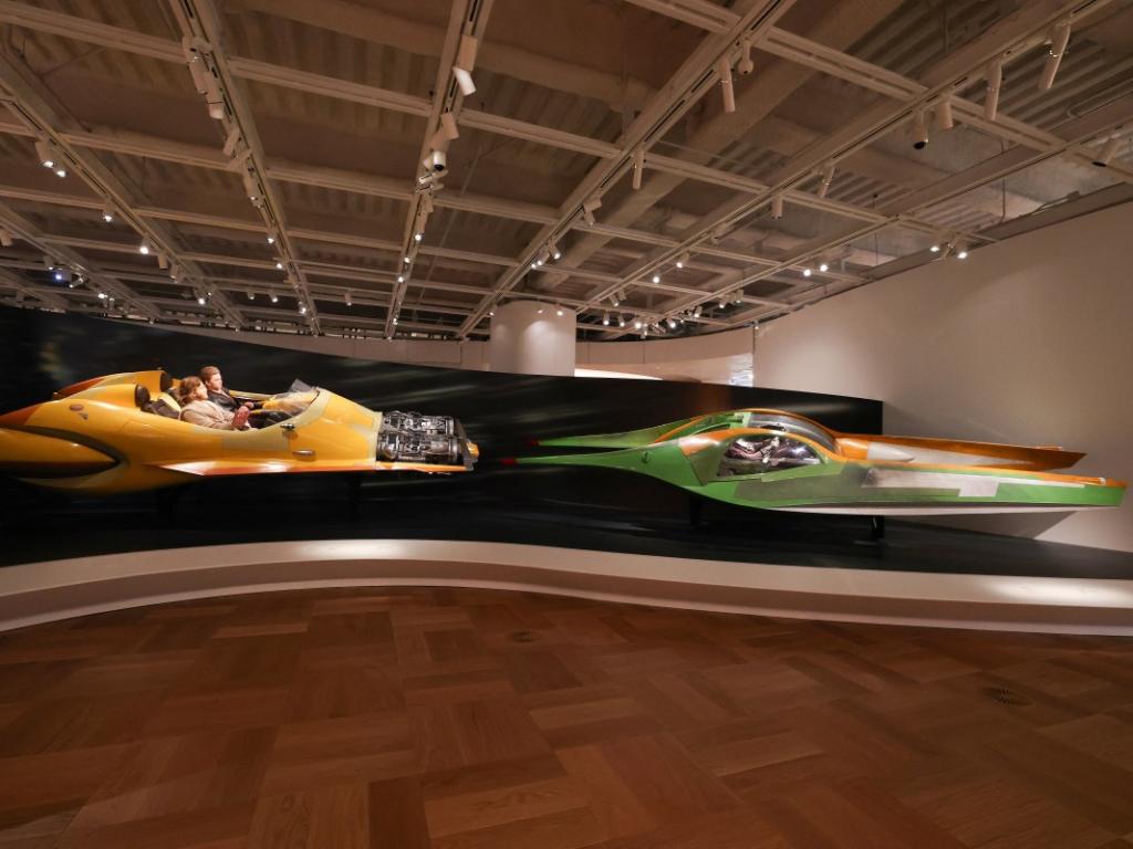 Visitantes observan naves espaciales y vehículos futuristas en la galería dedicada a Star Wars en el Museo Lucas de LA.