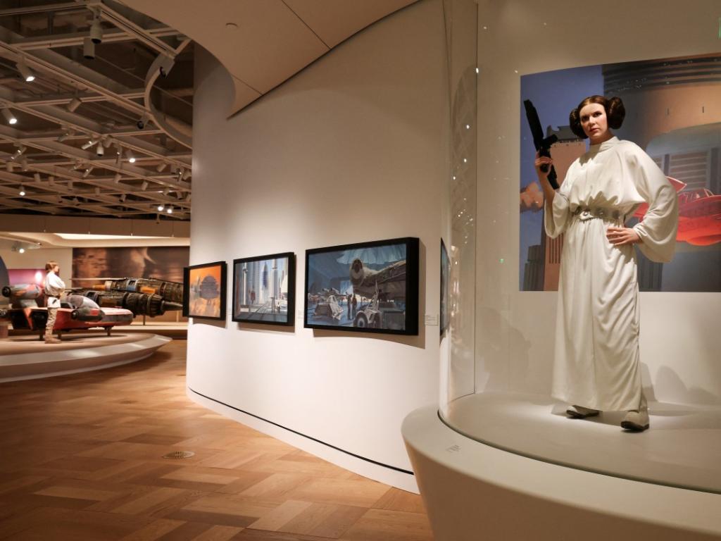 Figura a tamaño real de la Princesa Leia Organa con su emblemático vestido blanco exhibida en la sala del Museo Lucas.