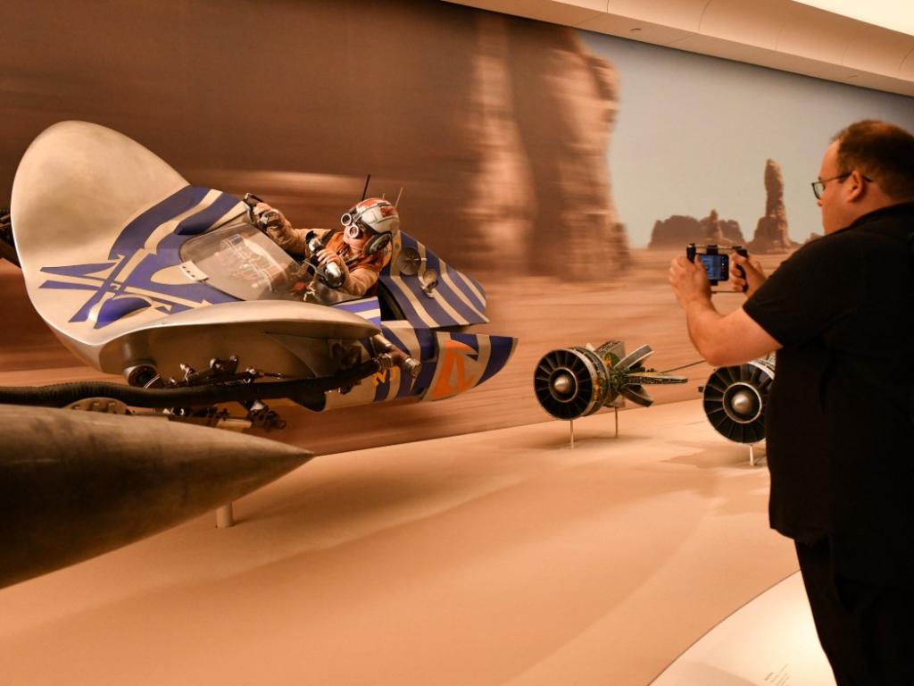 Exhibición de naves espaciales estilizadas en una de las galerías del Museo Lucas de Arte Narrativo en Los Ángeles.