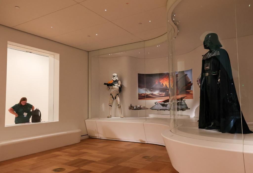 Exhibición en el Museo Lucas con el traje de Darth Vader y la armadura de un Sandtrooper dentro de vitrinas de cristal.